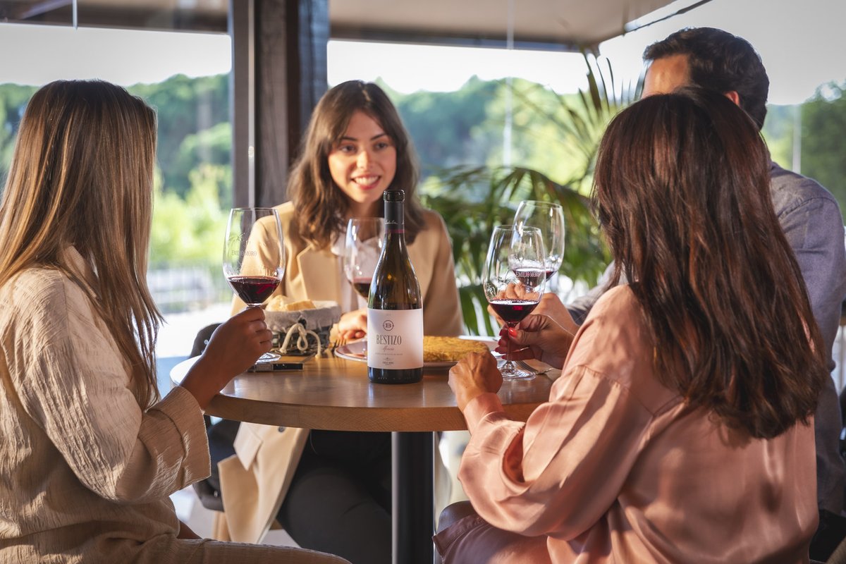 🌞 Yellow Day. Dicen que hoy es el día más feliz del año…Y nosotros creemos que la fórmula es simple: sol, risas, y una copa de vino blanco bien frío.💛 Porque la felicidad también se sirve en copa. ¿Cuál es tu brindis de hoy? 👇
#YellowDay #DíaMásFelizDelAño #BodegasEmilioMoro