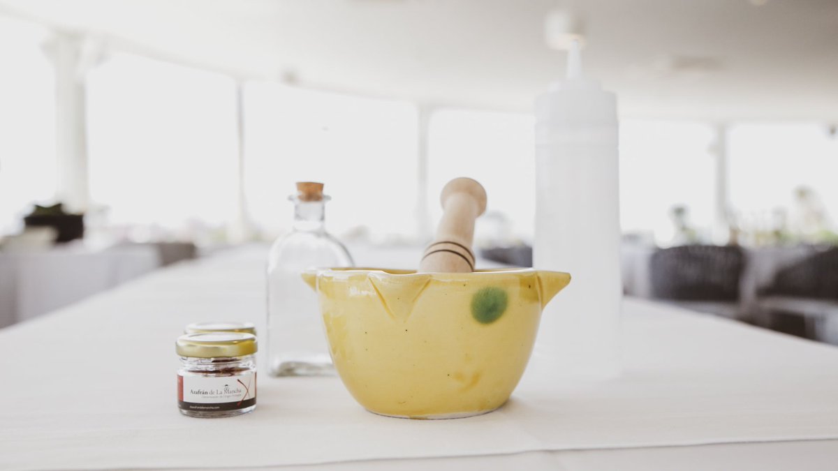 DOPAzafran's tweet image. 👨🏻🍳🌷 ¿Cómo usar bien el Azafrán de La Mancha?
1️⃣ Machaca las hebras justo antes de usarlas
2️⃣Haz una infusión con agua caliente (¡nunca hirviendo!) o leche, nata, caldo… según el plato
¡Así extraerás mejor todo su aroma, color y sabor! 💥