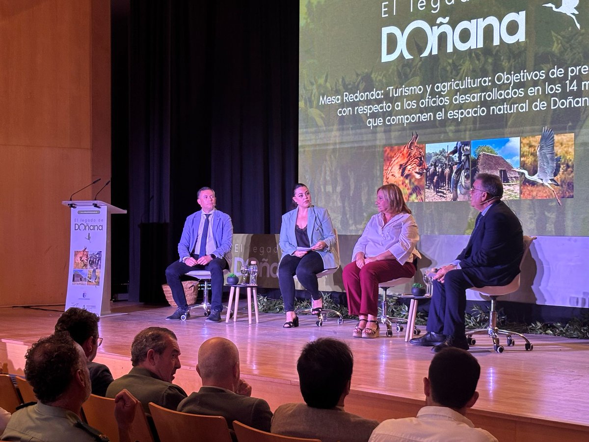 🟢 Arranca la mesa redonda moderada por la periodista Mar Rodríguez, en la que intervienen Paco Bella, alcalde de Almonte, Enrique Borrallo, Director General de Espacios Naturales y Consolación Vera, Viceconsejera de Agricultura.

💬 Un debate imprescindible de cara a su futuro.