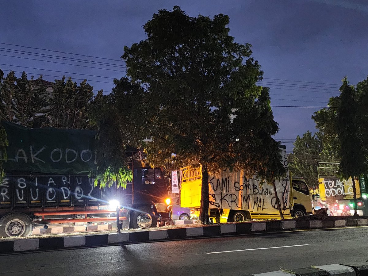 rezaldyarobby's tweet photo. Kondisi terkini di ringroad utara depan Hotel Aveon, unjuk rasa para Sopir #InfoYogya #Merapiuncover #yogyakarta #demoyogya https://t.co/doa7J3EhOr