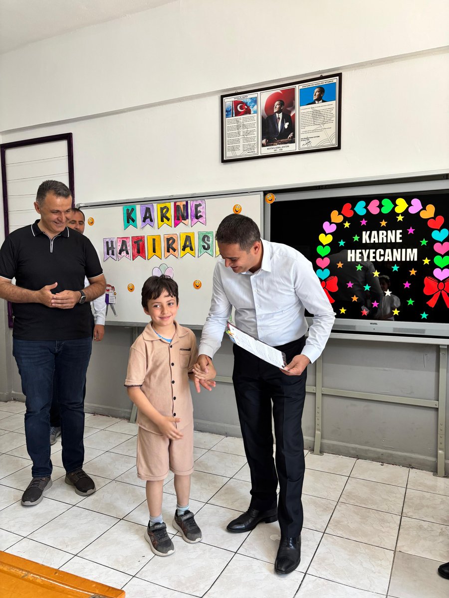 Kaymakamımız Sayın Mehmet Kemal AKPINAR,  Belediye Başkan Yardımcısı Sayın Mustafa BALIKLI ve Milli Eğitim Müdürü Sayın Musa KONUK ile birlikte, Şehit Osman Çınar ilkokulunda yapılan 2024-2025 dönem sonu karne dağıtım törenine katılarak öğrencilerin karne sevincine ortak oldular.