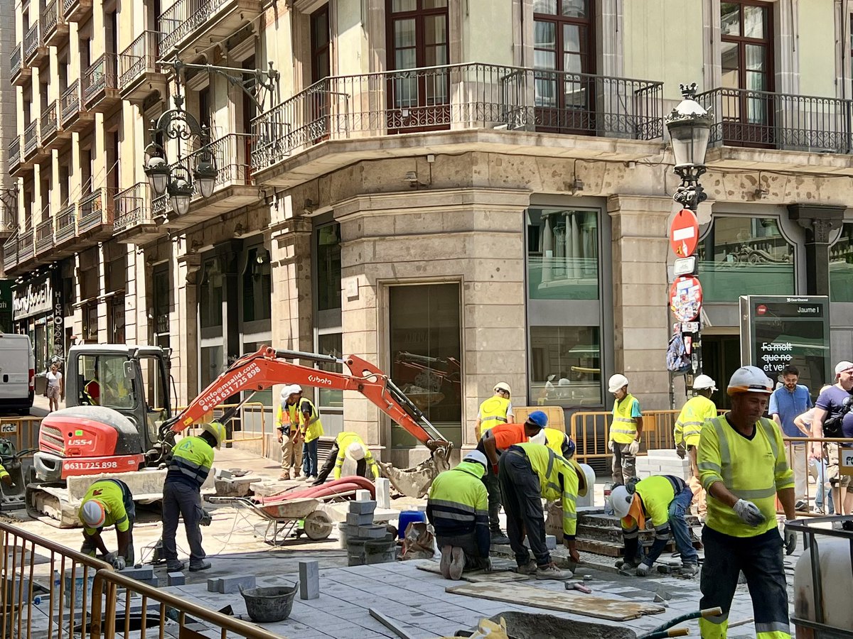 Durant mesos, les obres de Via Laietana han avançat molt lentament, desesperant  a veïns i a comerciants. Avui, un exèrcit d’operaris s’afanya per acabar i que l’Alcalde tingui la seva foto.  Si aquesta diligència s’hagués aplicat des del principi, la ciutat hi hauria guanyat!