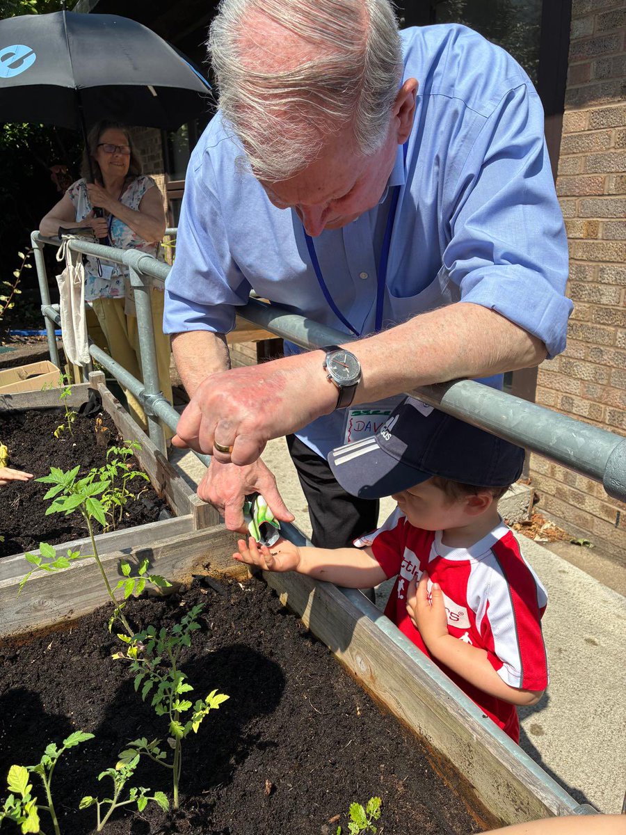 sparkleststeves's tweet image. This week was our green week - we have been busy planting vegetables and junk modelling! 
#greenweek #intergenerational #grandfriends
