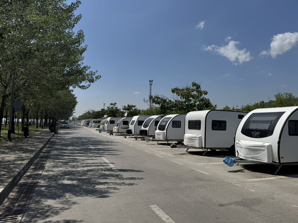 CeylinAkcli's tweet photo. @fatmakaplan İzmit’teki bu araç park rezilliğine ne zaman birşey yapacaksınız? İzmit’in içinde park yeri yok zaten ona tam bi çözüm bulmadınız bu sahilde ücretsiz bir alan var oranın nasıl durumda olduğundan haberiniz var mı? Her YERİ KARAVANLAR KAPLAMIŞ!! #izmit https://t.co/GZc8UF9xa4