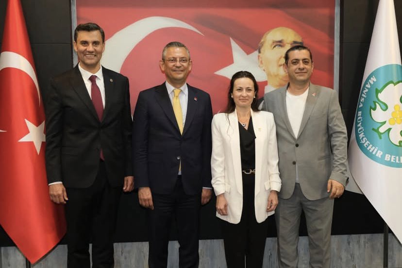 Kaldı işte;
Çayımız bardakta…
Çocukluğumuz sokaklarda,
Mutluluğumuz kursağımızda,
Sevdiklerimiz uzaklarda,
Gülüşlerimiz fotoğraflarda…

Nazım Hikmet