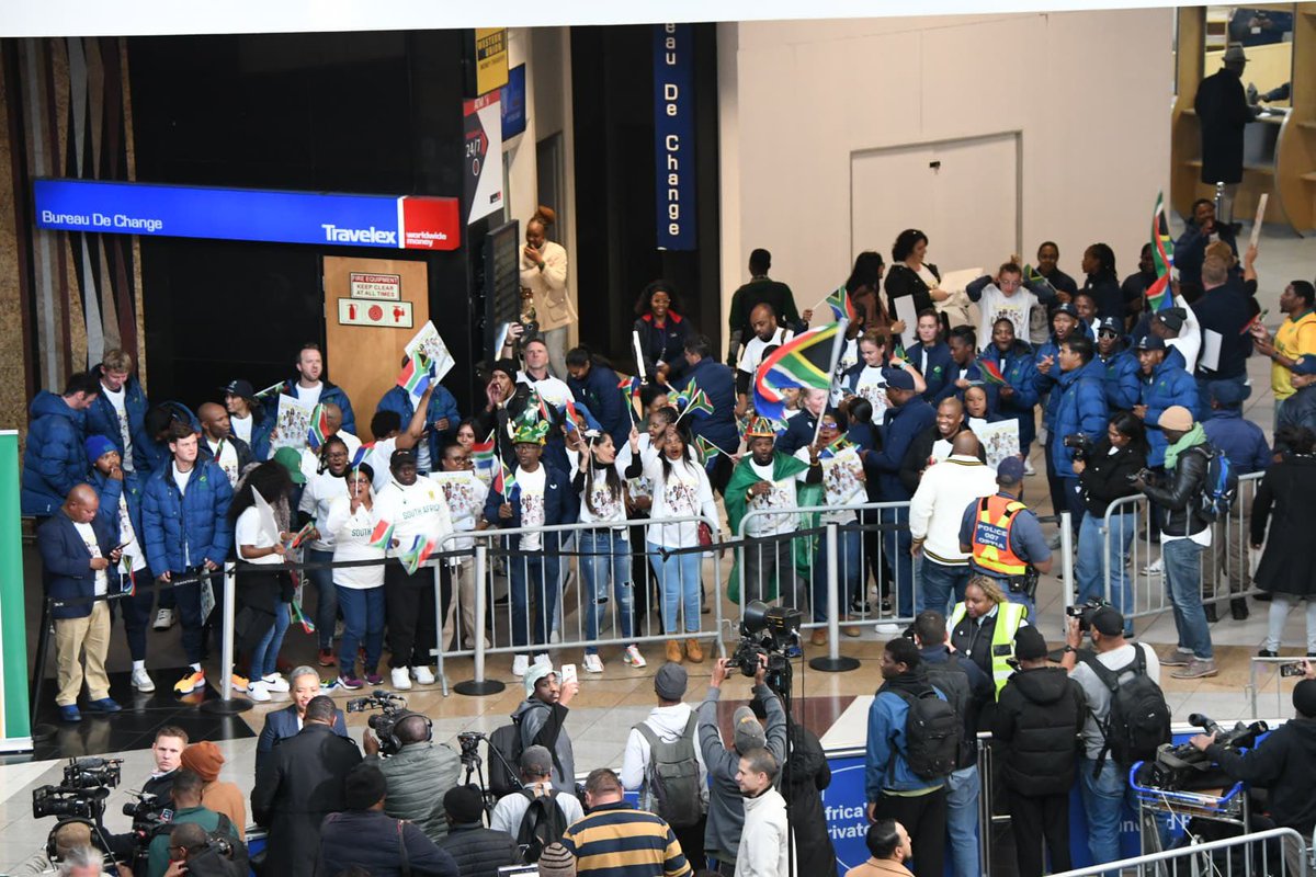 South Africans welcome the World Test Champions, the Proteas at the airport.