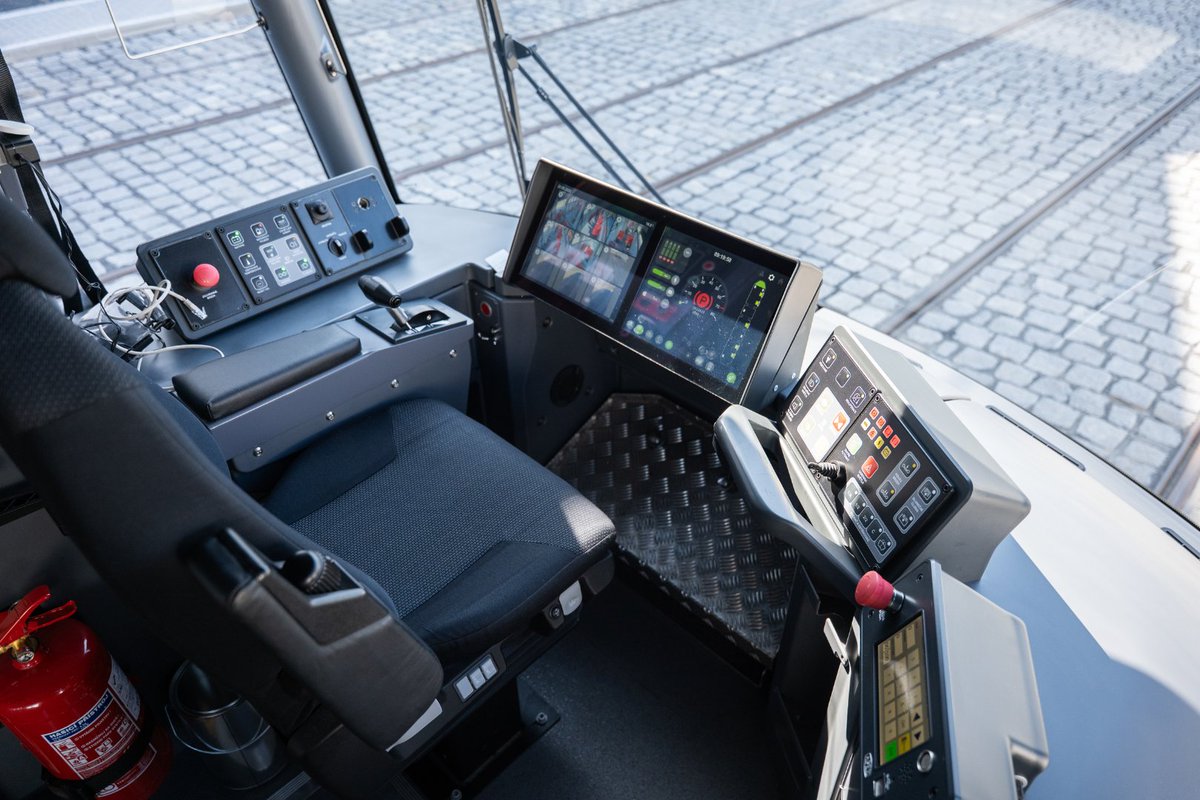 Tramvaj Škoda ForCity Plus 52T dnes zahájila zkušební provoz s cestujícími v Praze! 🚋
Po najetí více než 20 000 km bez cestujících nyní jezdí na lince 12 – vybrané pro svou délku a rozmanitý terén. Přijďte se svézt!