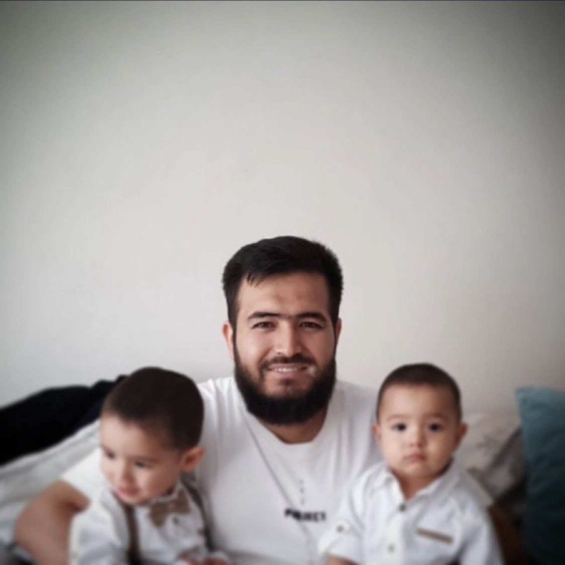 Özbekistanlı mülteci Muhammed Emin Mahmudov, 10 senedir Türkiye’de yaşıyor.

Evli ve iki çocuğu olan Mahmudov, şu an Çatalca Binkılıç Geri Gönderme merkezinde tutuluyor.

Ailesi, deport edilme tehlikesi olan Mahmudov’un serbest bırakılmasını istiyor. 

🔗Yerel kaynaklar