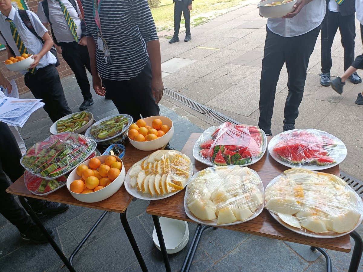 Inspired by #WorldRefugeeWeek, students are offering free fruit for all—a small act of welcome rooted in faith. “I was a stranger and you welcomed me.” (Matthew 25:35) 🍎💛 Living out love through community. #RefugeeWeek2025 #CommunityAsASuperpower