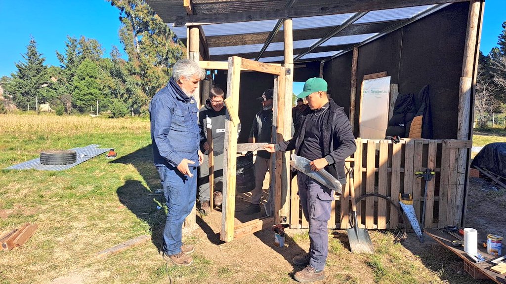 Val_Fabian's tweet photo. Seguimos poniendo en valor el invernadero de la huerta de #Apadea 🌱.

Ayer sumamos ventanas y puerta, paso a paso vamos transformando este espacio en una herramienta para la inclusión, el aprendizaje y el trabajo compartido.💪

Gracias a todos los que empujan este sueño💫 con amor y compromiso 💚.

#EnEquipo🙌 #SeguimosCerca💫
#HuertasDeLaCiudad🍅🥦🌼 del @MunicipioBahia.
