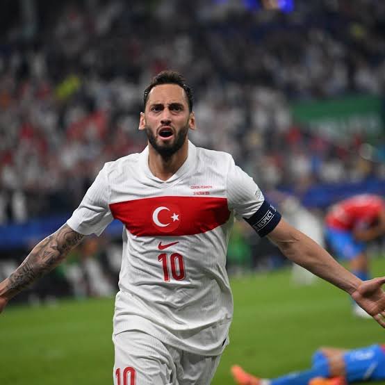 Son zamanlarda biraz da pazarlayanlarının marifetiyle Hakan, İlkay gibi söylentiler çoğaldı. Azıcık futbol takip eden bunların bize yaramayacağını görür. Bizim ligde sahada serseri mayın gibi dolaşan, tetikçi/katil tipli orta sahalar iş yapar. Sistem oyuncuları, temiz aile
