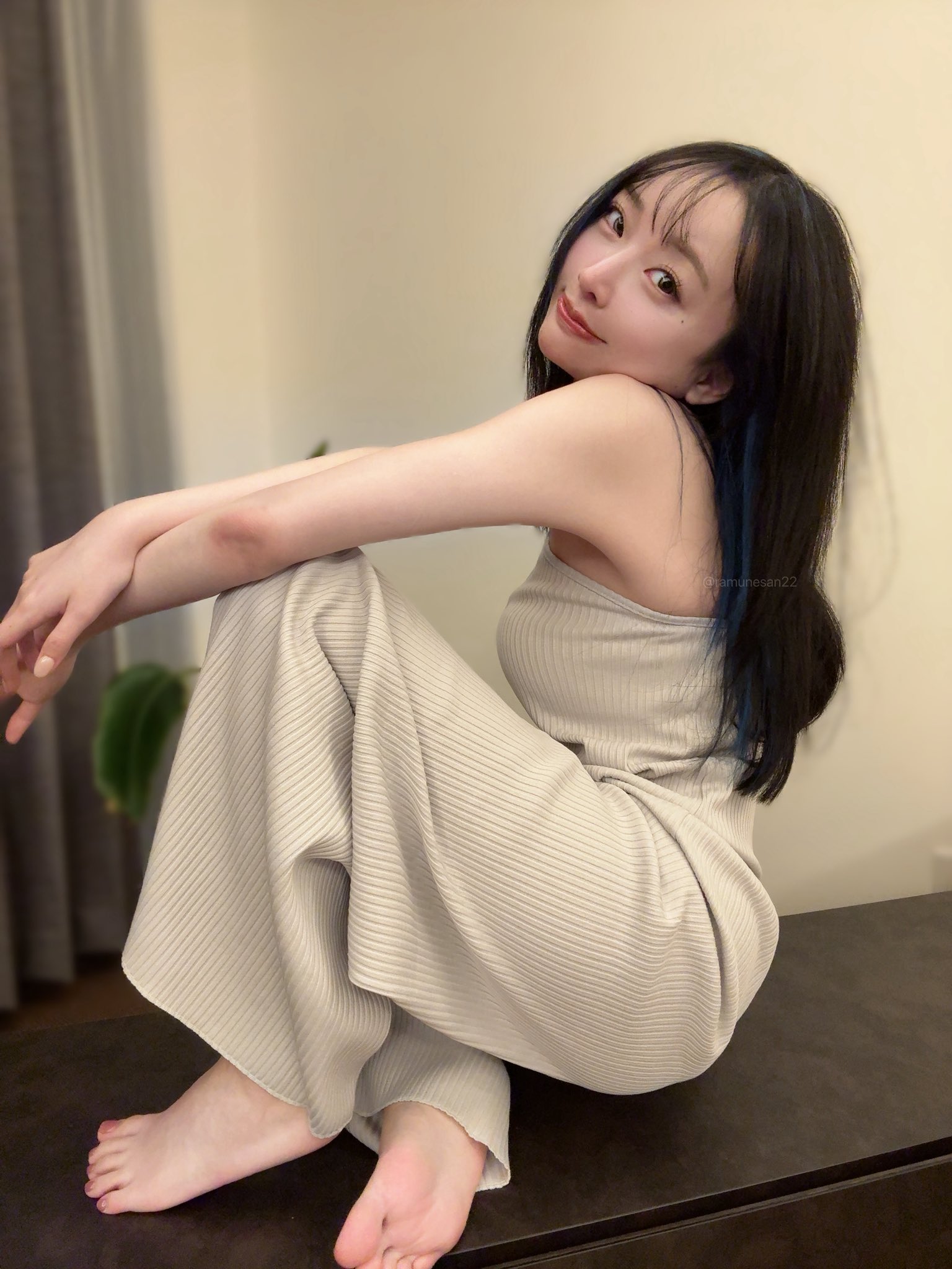 夏服って、ちょっとだけ無防備でいいよね｜青髪セクシーインフルエンサーらむねさん