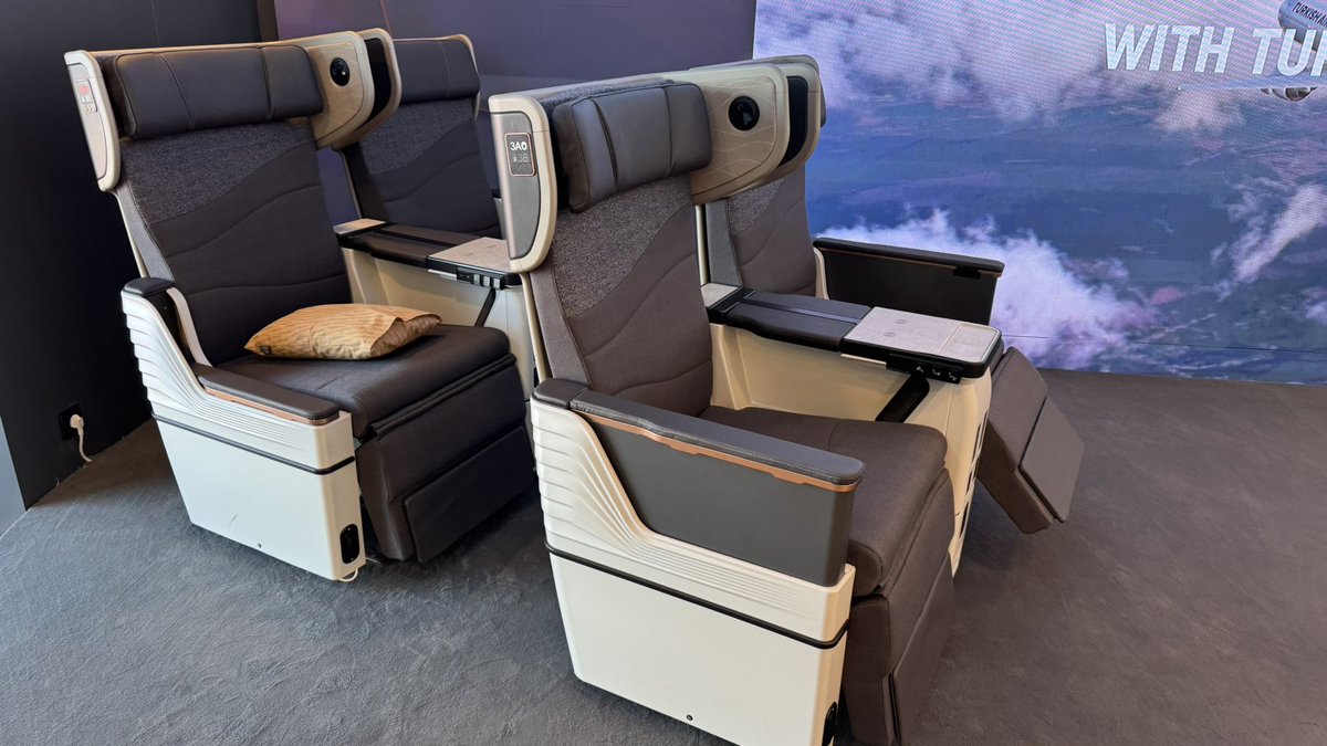 flight_report's tweet image. Turkish Airlines showing at their Paris Air Show chalet their new in-house developed Business class seats for its widebody and narrowbody aircraft.

Pending certification, those seats will be installed in late 2025 and starting with their Boeing 777-300ER.

#ParisAirShow #PAS25