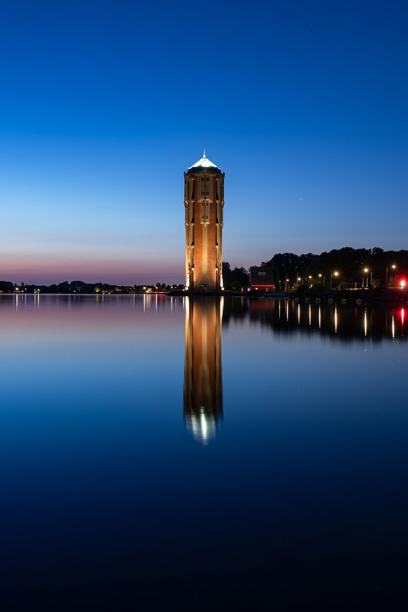 Komende zondag tussen 13:00 en 17:00 uur kun je de watertoren beklimmen! Kijk uit over Aalsmeer en de Westeinderplassen vanaf de buitentrans op maar liefst 50 meter hoogte.

📷 <a href="/kicksfotos/">kicksfotos.nl</a>