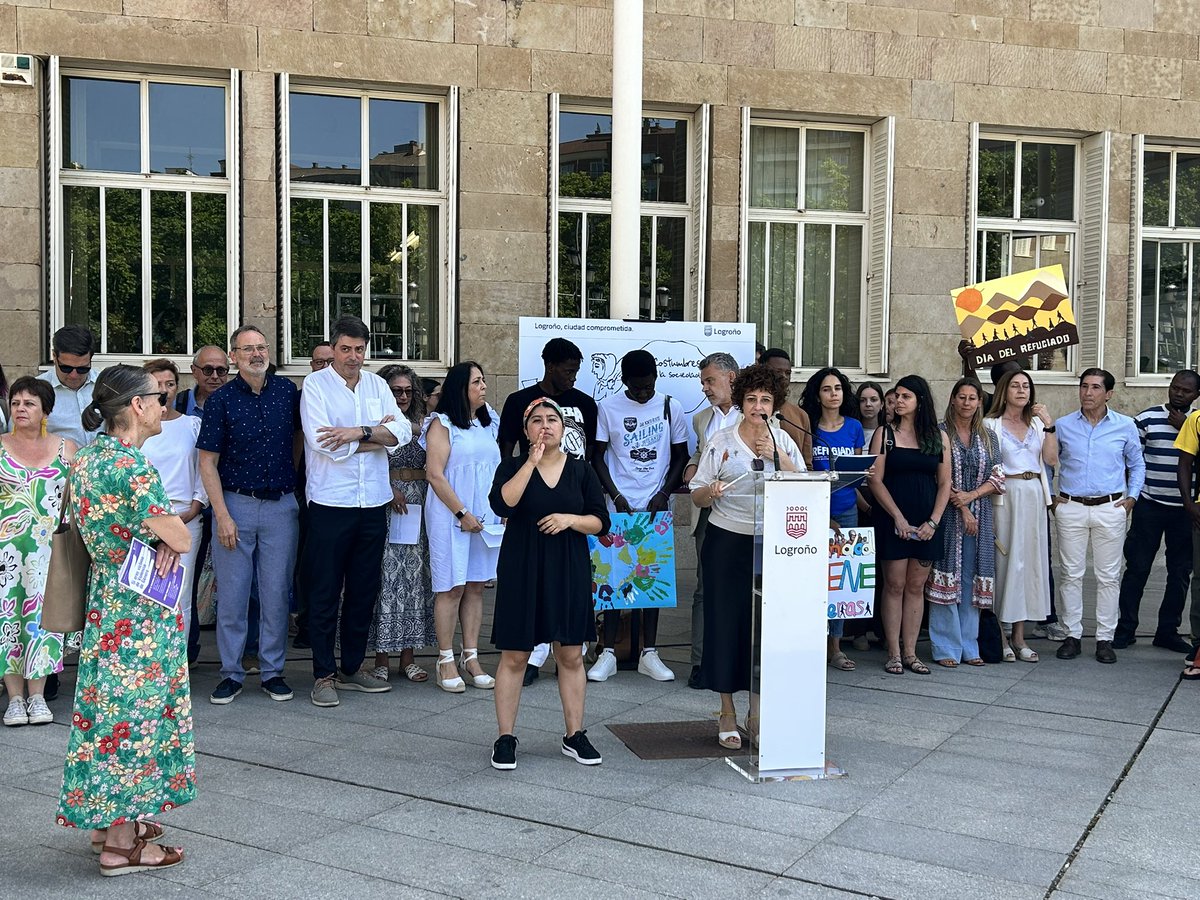 La concentración de hoy a contado con representantes de diferentes organizaciones y de la sociedad en general. Gracias a las entidades organizadoras que han leído el manifiesto: <a href="/CruzRojaRioja/">Cruz Roja en La Rioja</a> <a href="/Accem_ong/">Accem</a> <a href="/mpdllarioja/">Movimiento por la Paz -MPDL- La Rioja</a> y <a href="/RiojaAcoge/">Rioja Acoge</a>