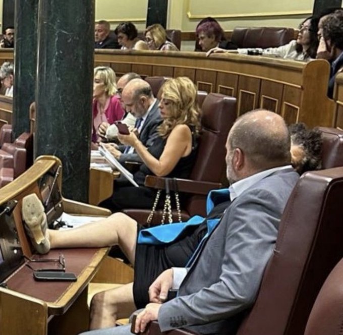 Pilar Valluguera, esparracada al Congrés de Diputats. La decadència d'ERC no té aturador.