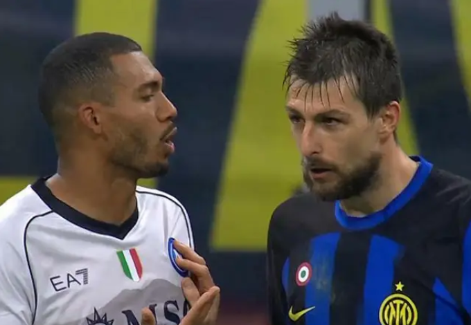 NN | Napoli Network (@napolinetworkx) on Twitter photo La mancata presa di posizione della #Lega (e di #Spalletti) alla denuncia di #JuanJesus, ha prodotto un'escalation di onnipotenza di #Acerbi.
Declino etico che riflette la crisi di valori che attanaglia il sistema calcio italiano.
➡️ napolinetwork.com/news/132189163…
✍️🏻<a href="/PolliceAzzurro/">Aurelione Uocchie 'e Birbante</a> La mancata presa di posizione della #Lega (e di #Spalletti) alla denuncia di #JuanJesus, ha prodotto un'escalation di onnipotenza di #Acerbi.
Declino etico che riflette la crisi di valori che attanaglia il sistema calcio italiano.
➡️ napolinetwork.com/news/132189163…
✍️🏻<a href="/PolliceAzzurro/">Aurelione Uocchie 'e Birbante</a>