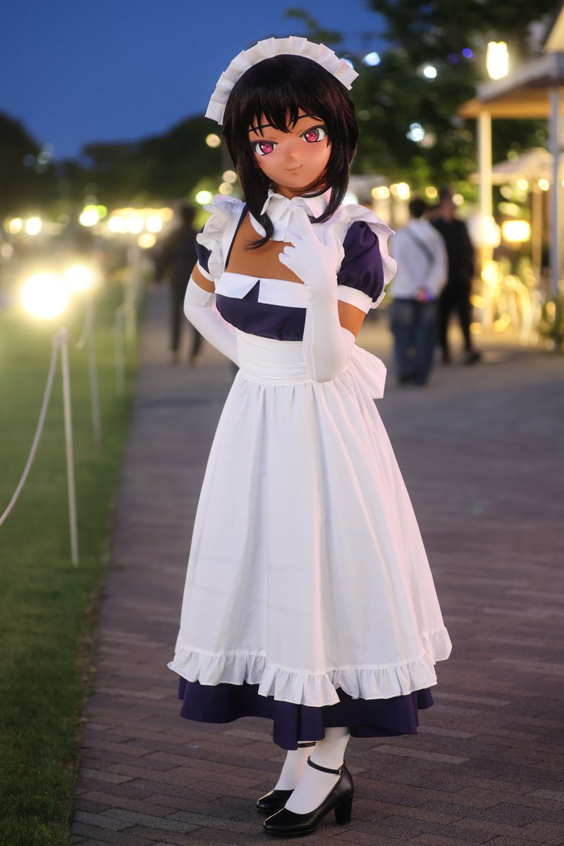 夜の栄に佇む怪しいメイド