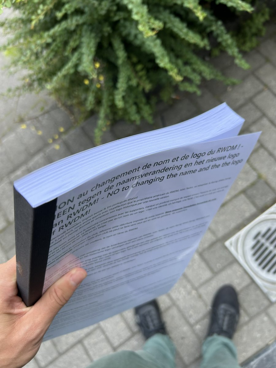 Kevin Meyvaert (@kevmey96) on Twitter photo 3000 signatures contre le changement de nom et logo du RWD Molenbeek ⚫️⚪️🔴.
Puis-je venir le déposer dimanche <a href="/daring_brussels/">Daring Brussels</a> <a href="/john_textor/">John Textor</a> ?
3000 handtekeningen tegen verandering van naam en logo RWD Molenbeek. Zondag bij jullie brengen <a href="/daring_brussels/">Daring Brussels</a> <a href="/john_textor/">John Textor</a>? 3000 signatures contre le changement de nom et logo du RWD Molenbeek ⚫️⚪️🔴.
Puis-je venir le déposer dimanche <a href="/daring_brussels/">Daring Brussels</a> <a href="/john_textor/">John Textor</a> ?
3000 handtekeningen tegen verandering van naam en logo RWD Molenbeek. Zondag bij jullie brengen <a href="/daring_brussels/">Daring Brussels</a> <a href="/john_textor/">John Textor</a>?