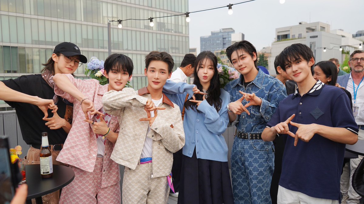 [📸] 1VERSE @ MCM Haus Seoul Event

초대해주셔서 감사합니다

#1VERSE #유니버스 
#HYUK #SEOK #NATHAN #KENNY #AITO