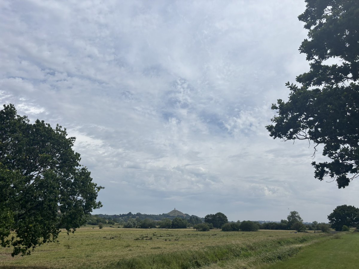 12:29 - Bit breezy with a bit more cloud today, but still very warm.
#Glastonbury #Weather