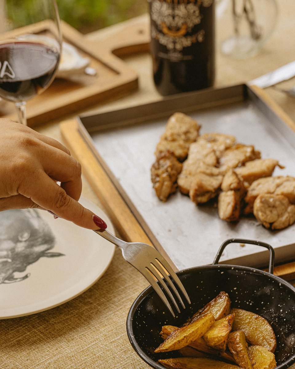 🌙 Las noches de verano al fresco, en la terraza de Lieva.
Disfruta de nuestra nueva carta de tapas, pensada para saborearla solo aquí, al aire libre, con buen ambiente y mejor compañía.

Reserva tu mesa llamando al 𝟲𝟳𝟵 𝟭𝟰𝟮 𝟵𝟴𝟱 y en 𝙧𝙚𝙨𝙩𝙖𝙪𝙧𝙖𝙣𝙩𝙚𝙡𝙞𝙚𝙫𝙖.𝙚𝙨