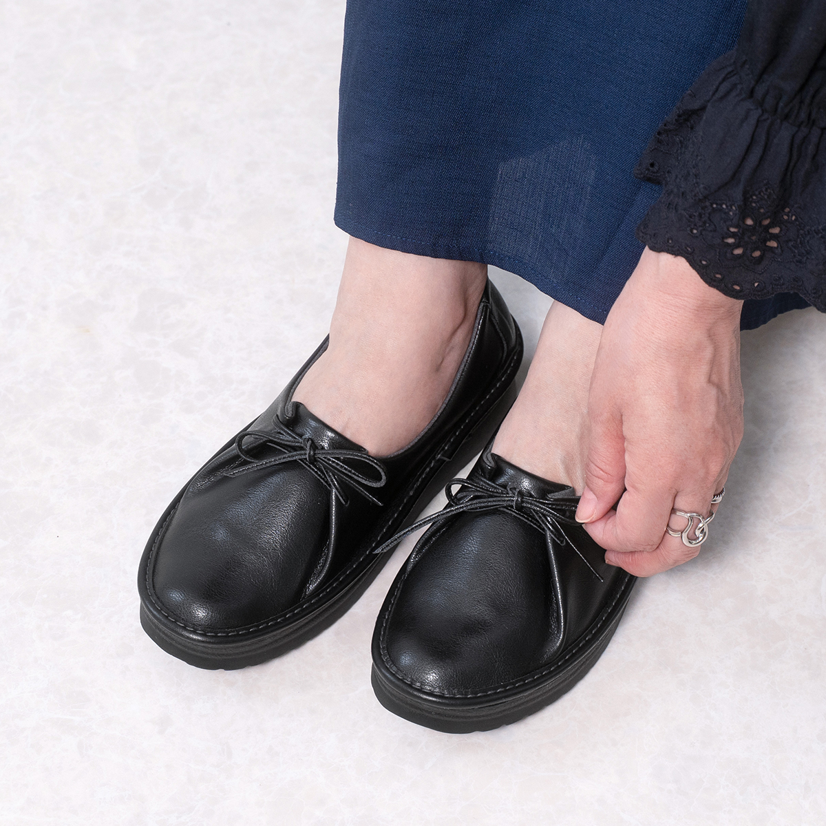 外反母趾 《重度》の方へ
ぽっこりが目立たない‼ 痛くない‼

「骨の形が目立つと恥ずかしい」—— そんなお客様の声から生まれました。

ふんわりとゆとりを持たせた生地が、足をやさしく包み込み、気になるぽっこりを自然にカバー。

足の痛みや悩みを気にせず、毎日のおしゃれを楽しめます😊✨