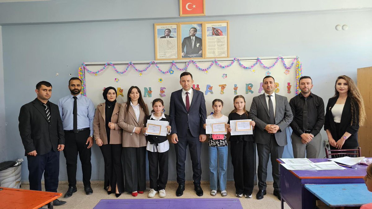 pervarimeb's tweet photo. Kaymakamımız Sn.Ahmet GÜLDEREN ve İlçe Milli Eğitim Müdürümüz İlker ZOKTAY, Gökbudak İlk-Ortaokulu ve Gökbudak Anaokulu’nda karne dağıtım törenine katılarak öğrencilerimizin sevinçlerine ortak oldular. Tüm öğrencilerimize ve öğretmenlerimize; keyif dolu bir tatil diliyoruz. https://t.co/bDn2auAPVy
