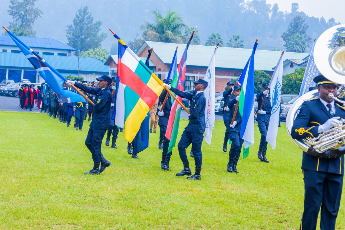 Rwanda National Police (@rwandapolice) on Twitter photo Umuyobozi mukuru Wungirije wa Kaminuza y’u Rwanda <a href="/Uni_Rwanda/">University of Rwanda</a>, Assoc. Prof. Didas Kayihura: "Amahitamo mwagize yo kwiga aya masomo arivugira mu kubaka ibiraro ndetse no gushyiraho ibiganiro ahatari ukumvikana. Muri iyi si igaragaramo kwiyongera kw'amakimbirane, niyo mpamvu Umuyobozi mukuru Wungirije wa Kaminuza y’u Rwanda <a href="/Uni_Rwanda/">University of Rwanda</a>, Assoc. Prof. Didas Kayihura: "Amahitamo mwagize yo kwiga aya masomo arivugira mu kubaka ibiraro ndetse no gushyiraho ibiganiro ahatari ukumvikana. Muri iyi si igaragaramo kwiyongera kw'amakimbirane, niyo mpamvu