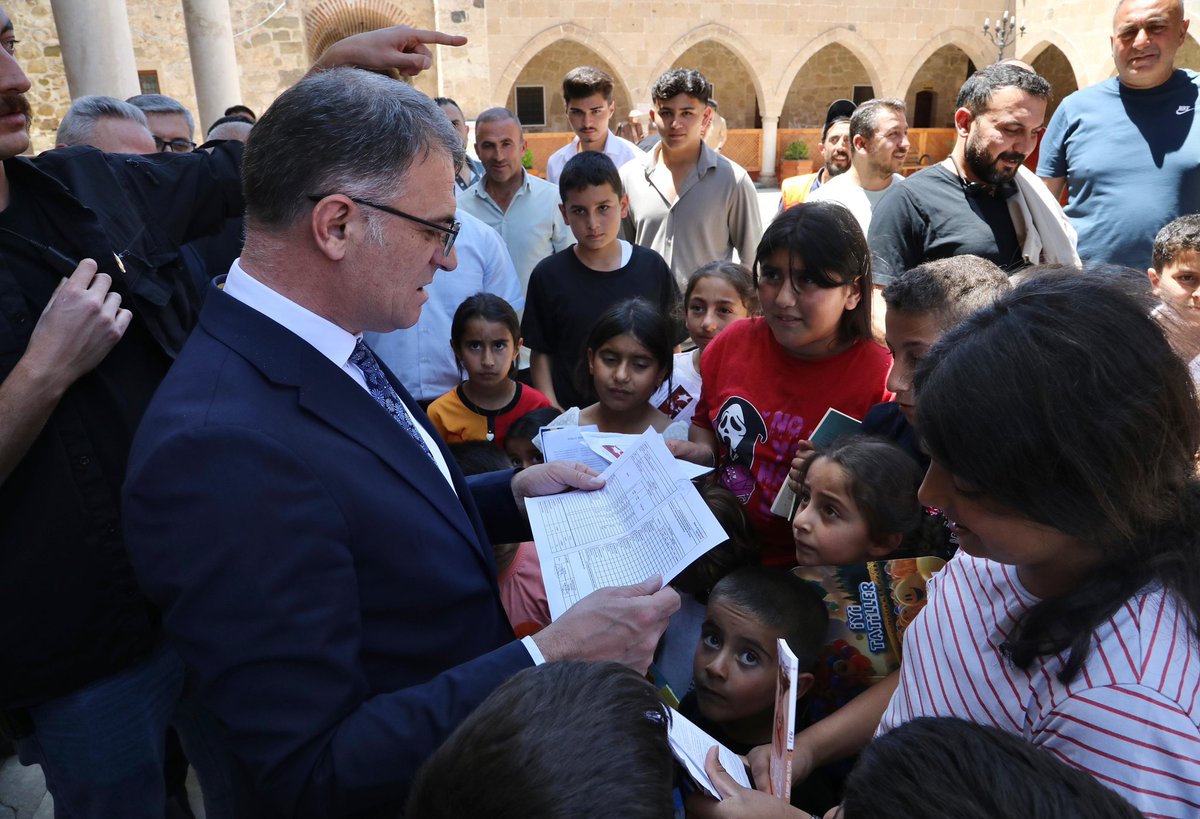Valimiz Sn. Ozan Balcı, eski Van şehrinde bulunan tarihi Hüsrev Paşa Camiinde Cuma namazı sonrası karşılaştığı çocukları karne almaları vesilesiyle tebrik etti.

Çocuklar ile sohbet edip iyi tatiller dileyen Sn. Valimiz, çocuklara karne hediyesi olarak kitap verdi.