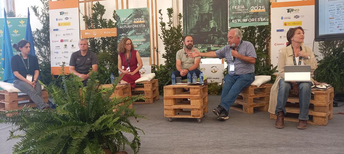 eco2for_fb's tweet image. ¡NON STOP en #eco2for!

Porque también estamos participando en las jornadas técnicas de @Asturforesta para 🗣 hablar de forestación y compensación de emisiones, con compañeros de @CETEMAS y @FCesefor 👇👇