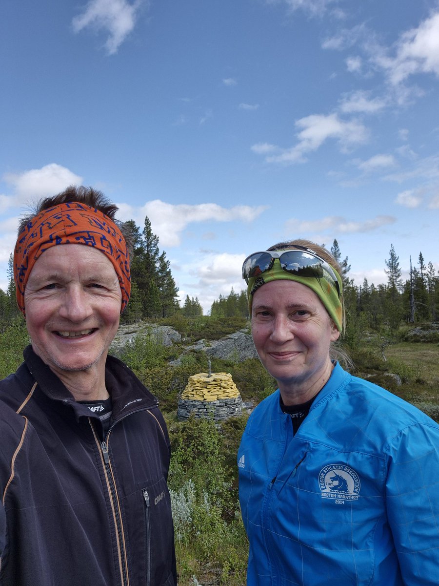 eperjon's tweet image. Happy Midsummer greetings to my sports science mentors, @feelthebyrn1 @Alan_Couzens @StephenSeiler !
We celebrate midsummer in Grövelsjön, on the border between Norway and Sweden, with a run and traditional lunch with herring, fresh potatoes and some accessories.