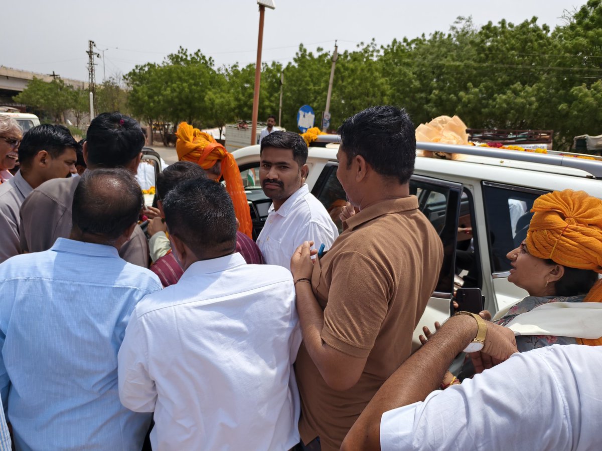 DevsaRathore007's tweet photo. आज कंप्यूटर अनुदेशक टीम फलोदी द्वारा  शिक्षा मंत्री@madandilawar जी से मुलाकात करी और #कंप्यूटर_अनुदेशकों का #कैडर_विस्तार और #वेतन_विसंगति का मांग पत्र मंत्री जी को सौंपा मंत्री जी ने बोला आपका मामला संज्ञान में है जल्द कार्यवाही का भरोसा दिया l https://t.co/RhRwH9el7U