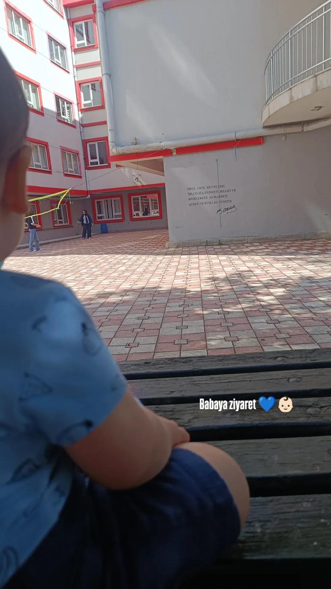 Büyüdün, iyileştin,dışarı çıktın ve babanı okulda ziyarete geldin. Allah'ım ne büyük nimetler. 
Şükürler olsun. 💙🤲🏻🧿