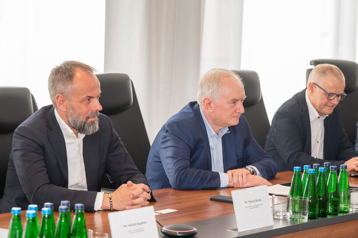 PGE Polska Grupa Energetyczna (@grupa_pge) on Twitter photo W piątek, 20 czerwca, przedstawiciele Zarządu i Dyrekcji Grupy #PGE spotkali się z Prezesem <a href="/LG_ensol/">LG Energy Solution</a> oraz przedstawicielami <a href="/lgensolwroclaw/">LG Energy Solution Wrocław</a>. Tematem rozmów był rozwój magazynowania energii w Polsce oraz realizacja inwestycji w magazyn energii w Żarnowcu – jeden z największych W piątek, 20 czerwca, przedstawiciele Zarządu i Dyrekcji Grupy #PGE spotkali się z Prezesem <a href="/LG_ensol/">LG Energy Solution</a> oraz przedstawicielami <a href="/lgensolwroclaw/">LG Energy Solution Wrocław</a>. Tematem rozmów był rozwój magazynowania energii w Polsce oraz realizacja inwestycji w magazyn energii w Żarnowcu – jeden z największych