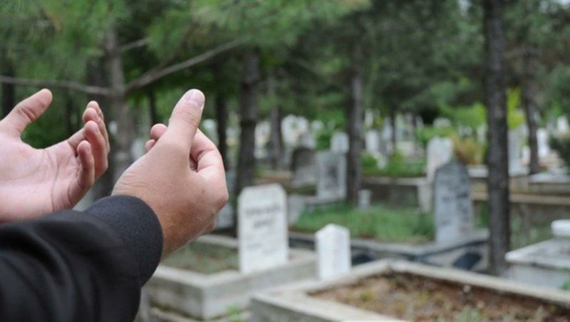 Zafer Diye Bir Şey Yok, Yalnızca Mezarlıklar Var - aykiri.org/?p=11128
Hiçbir savaş halkların değildir.Hiçbir bombanın, bir çocuğun ismiyle ilgisi yoktur.Ve hiçbi