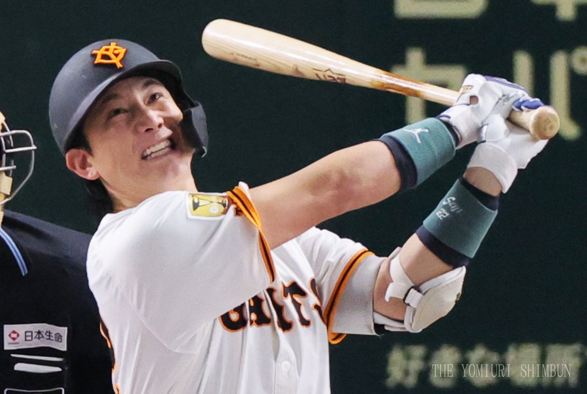tshashin's tweet photo. 【プロ野球】
巨人が #小林誠司 捕手の決勝打で西武に逆転勝ち。
今季初めてスタメン出場し、６回に今季初安打となる決勝タイムリーヒットを放つと、塁上で大きなガッツポーズを見せた（２０日）
#巨人 #ジャイアンツ #新風 https://t.co/DPYf8MZaHp