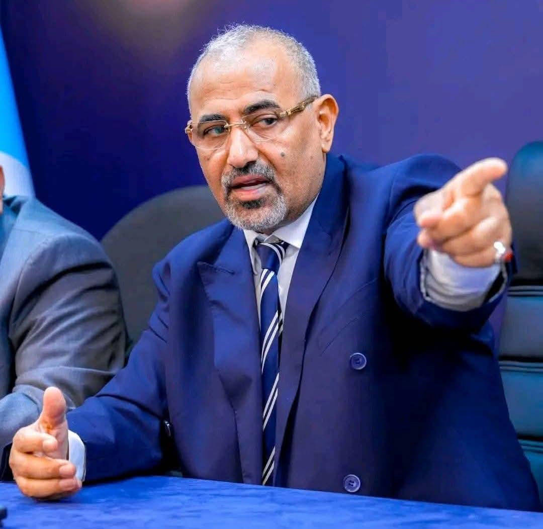 وجدت هنا للدفاع عن شعبي وقضية وطني.
خرجت ضد جحافل صنعاء ولم أملك حينها سوى بندقيتي. واليوم، وبعد سنوات من النضال، أقود السفينة الجنوبية نحو شاطئ الأمان.
لا تنخدعوا بالشعارات الزائفة، فمن انتصر على جبروت الماضي سينتصر على تحديات الحاضر. ✌️
#الذكرى_الخامسه_لتحرير_سقطرى