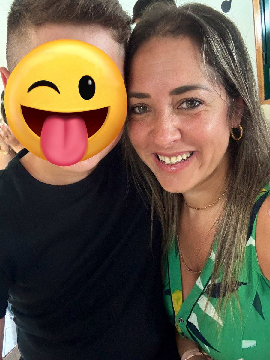 Mis #Xfriends se van a tener que aguantar:
Hoy estoy emocional porque mi hijo se graduó de sexto.
Sí, lloré. Sí, grité. Sí, subí historias.
Y sí, volveré a hablar de Venezuela en nada pero la mañana estuve ocupada.
Hoy…..
¡Hoy soy solo una mamá feliz! 💛
