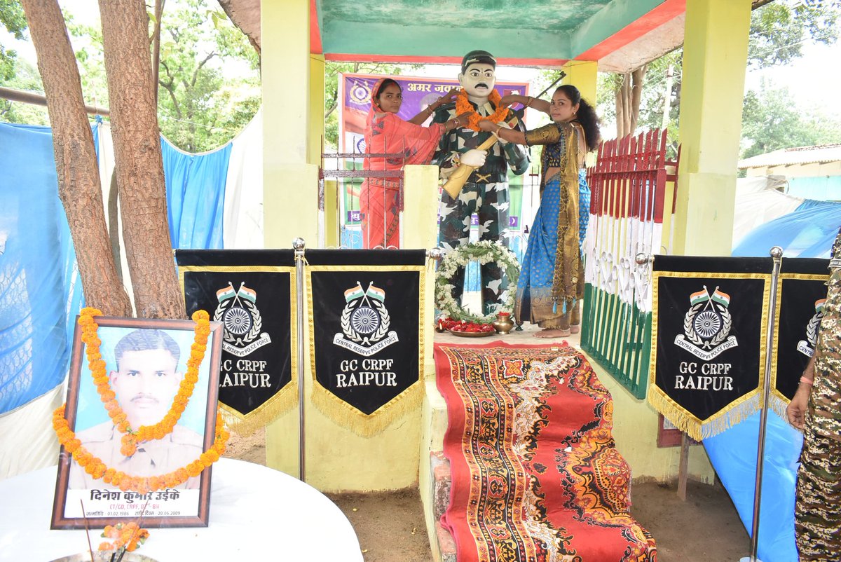 GCRAIPUR's tweet image. Salute to the #Martyrs
#Martyrdom day of #Shaheed Dinesh Kumar Uikey was observed today at Kanker, Chhattisgarh in the presence of his family & villagers by GC Raipur team. Sh Javed AC, GC #CRPF Raipur was also in attendance.
@crpfindia
@CentralZoneCrpf
@cgsectorcrpf
