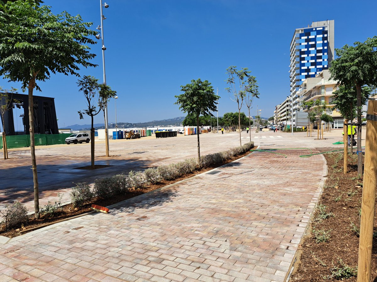 Avui s’ha obert al pas de vianants el primer tram del passeig del Mar on ja s’han enllestit les obres de reforma integral ✅

El tram del passeig que s’obre ho fa coincidint amb els concerts de Festa Major a l’espai de Barraques de la platja Gran.

infopalamos.cat
