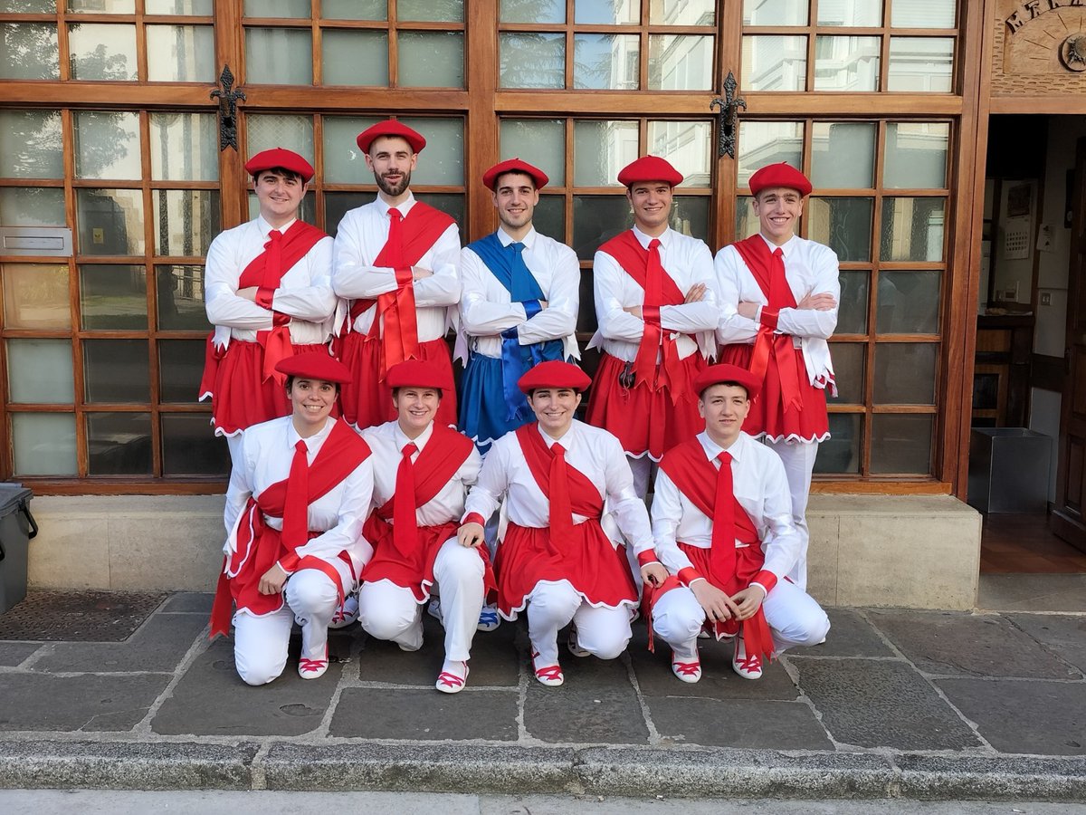 Corpus egunaren biharamunean, kriskitin hotsekin bete dira herriko ikastetxe eta kaleak. Hasi da Corpus giroa. 

Egitarau zabala dugu datozen egunetarako. Era batera edo bestera bada ere, gozatzeko egunak datozkigu. 

Ondo pasa!