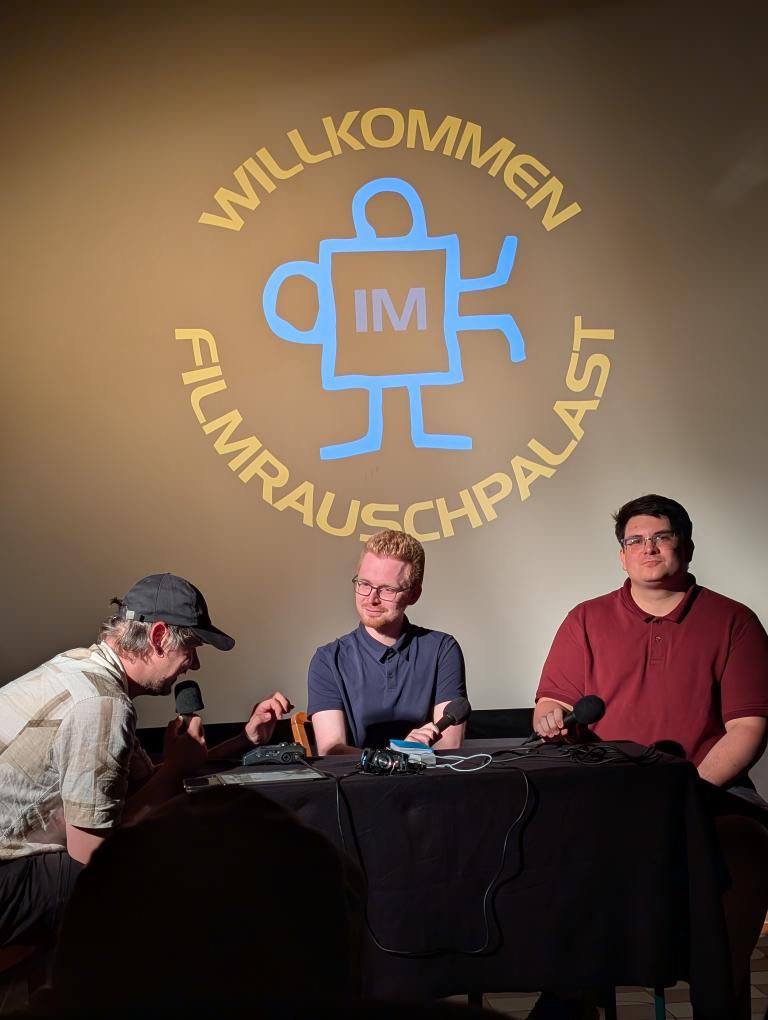 CUTS🔪🩸 (@cuts_podcast) on Twitter photo Gestern Abend waren wir mal wieder live im <a href="/filmrausch/">Filmrauschpalast</a> Berlin!
<a href="/chr_eichler/">Christian Eichler</a>, <a href="/JanickNolting/">Janick Nolting</a> & @kinomensch haben zusammen mit dem Publikum "28 Years Later" geschaut und diskutiert.
Schön war's!
Folge ist auch schon online ---> cuts.podigee.io/351-28-years 🎵 Gestern Abend waren wir mal wieder live im <a href="/filmrausch/">Filmrauschpalast</a> Berlin!
<a href="/chr_eichler/">Christian Eichler</a>, <a href="/JanickNolting/">Janick Nolting</a> & @kinomensch haben zusammen mit dem Publikum "28 Years Later" geschaut und diskutiert.
Schön war's!
Folge ist auch schon online ---> cuts.podigee.io/351-28-years 🎵