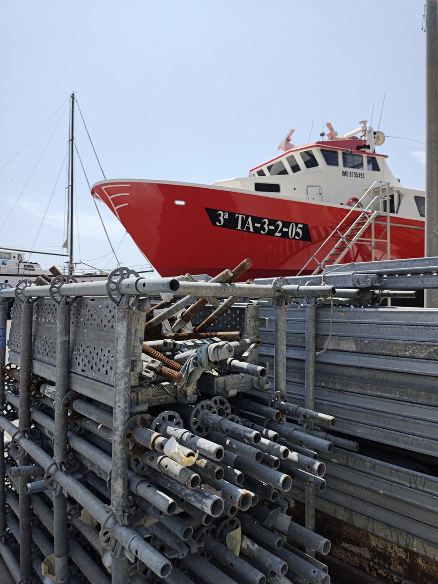 EL ASTILLERO Y SU HERMOSO BARCO #SHIPS THE SHIPYARD AND ITS BEAUTIFUL BOAT #sea  造船所とその美しい船 #fish 조선소와 아름다운 배 #water LE CHANTIER NAVAL ET SON BEAU BATEAU #yard