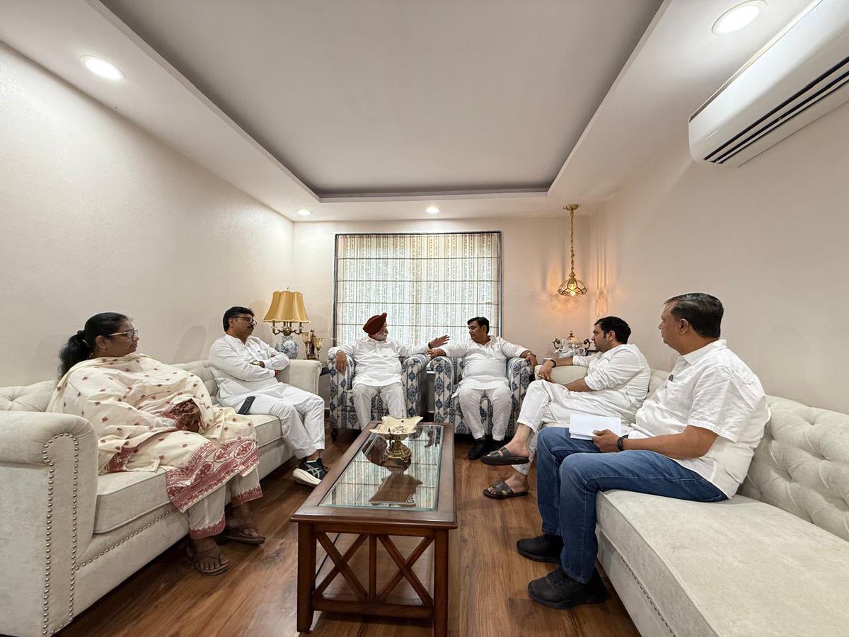 आज दिल्ली में AICC राजस्थान प्रभारी सुखजिंदर सिंह रंधावा जी के साथ बैठक में संगठनात्मक कार्यों को लेकर विस्तृत चर्चा की। 

बैठक में नेता प्रतिपक्ष टीकाराम जूली जी, सह प्रभारी चिरंजीव राव जी, ऋत्विक मकवाना जी एवं पूनम पासवान जी भी उपस्थित रहीं।