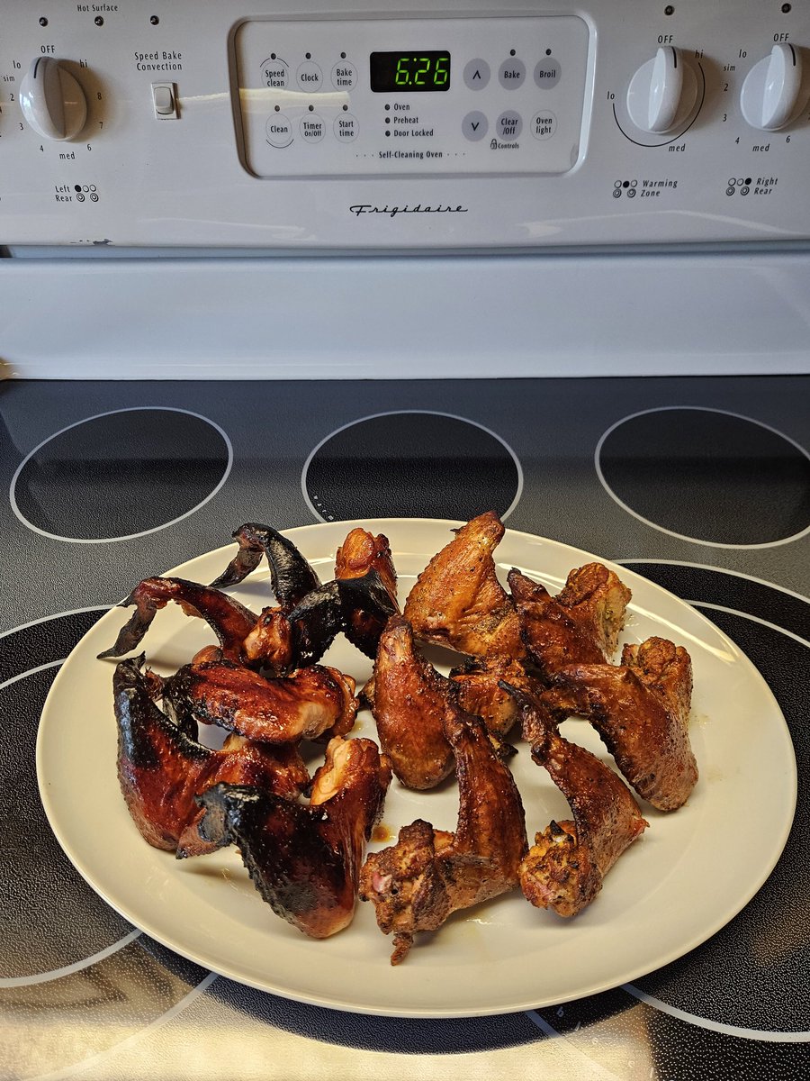 Good morning everyone, have a wonderful Friday. Here's a little chicken wing action from last night 😋