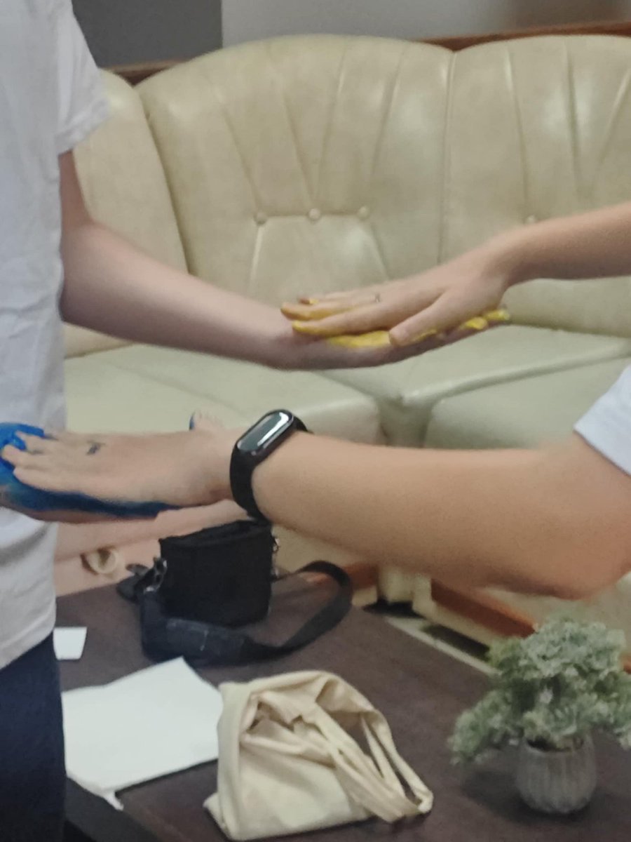 Tijekom lipnja smo, zajedno s partnerima, obilježili #SvjetskiDanIzbjeglica, nizom događanja kroz:
🎨 umjetnost koja povezuje
 💬dijalog koji osnažuje
 📚priče koje nadahnjuju
 🧠podršku koja vraća snagu
Solidarnost nije samo riječ – to je djelovanje. 
#WorldRefugeeDay2025