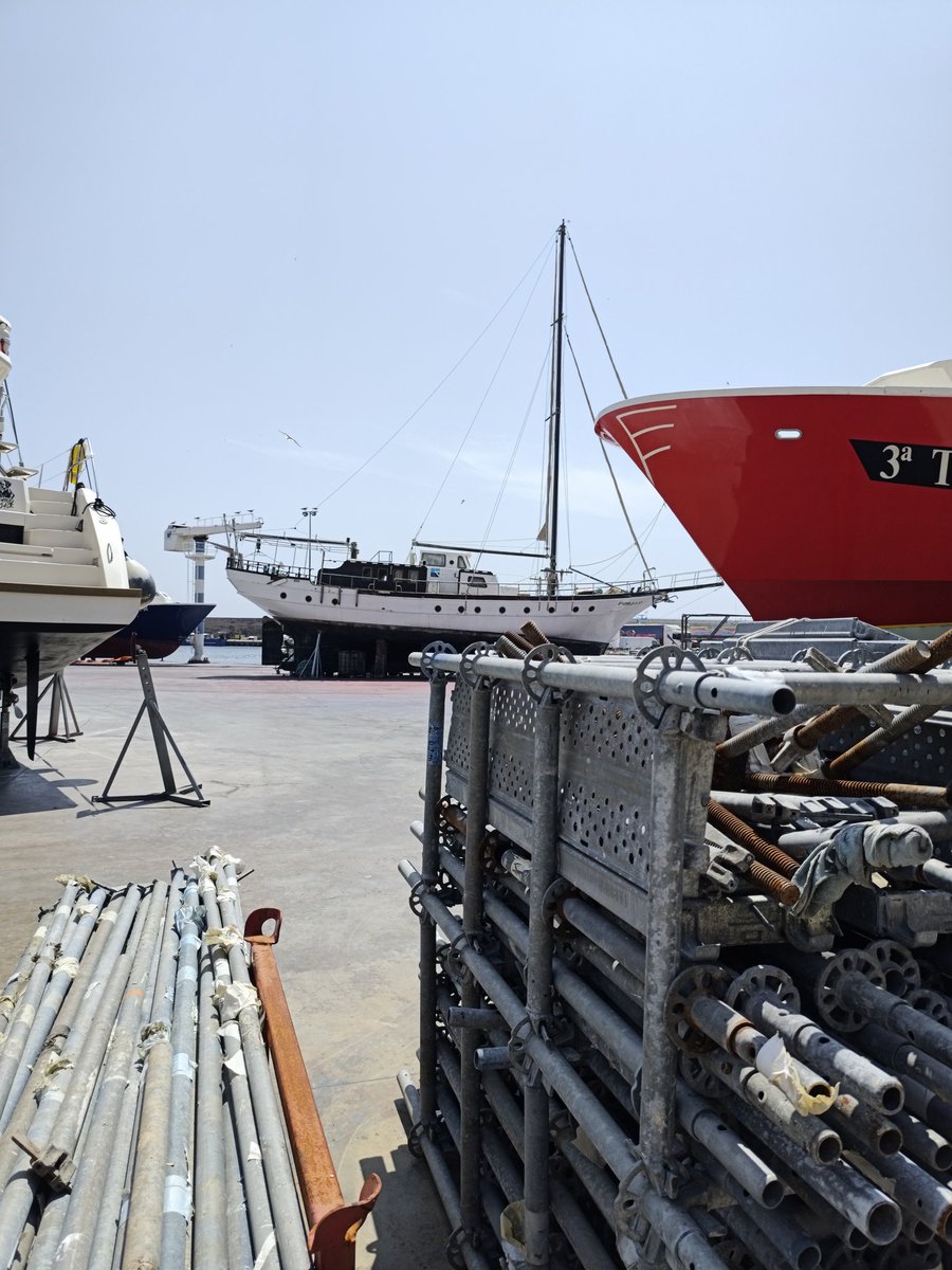 Un barco velero en reparación en el astillero #sea A sailing boat under repair at the shipyard #ship 조선소에서 수리 중인 범선 #yard 造船所で修理中の帆船 #Seattle Un voilier en réparation au chantier naval #fish