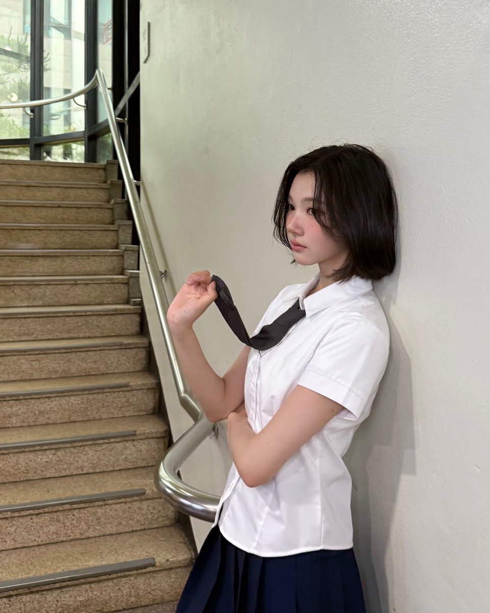 carmenitayou's tweet photo. This stairwell’s taken. First come, first brood. https://t.co/0LamoKzCFL