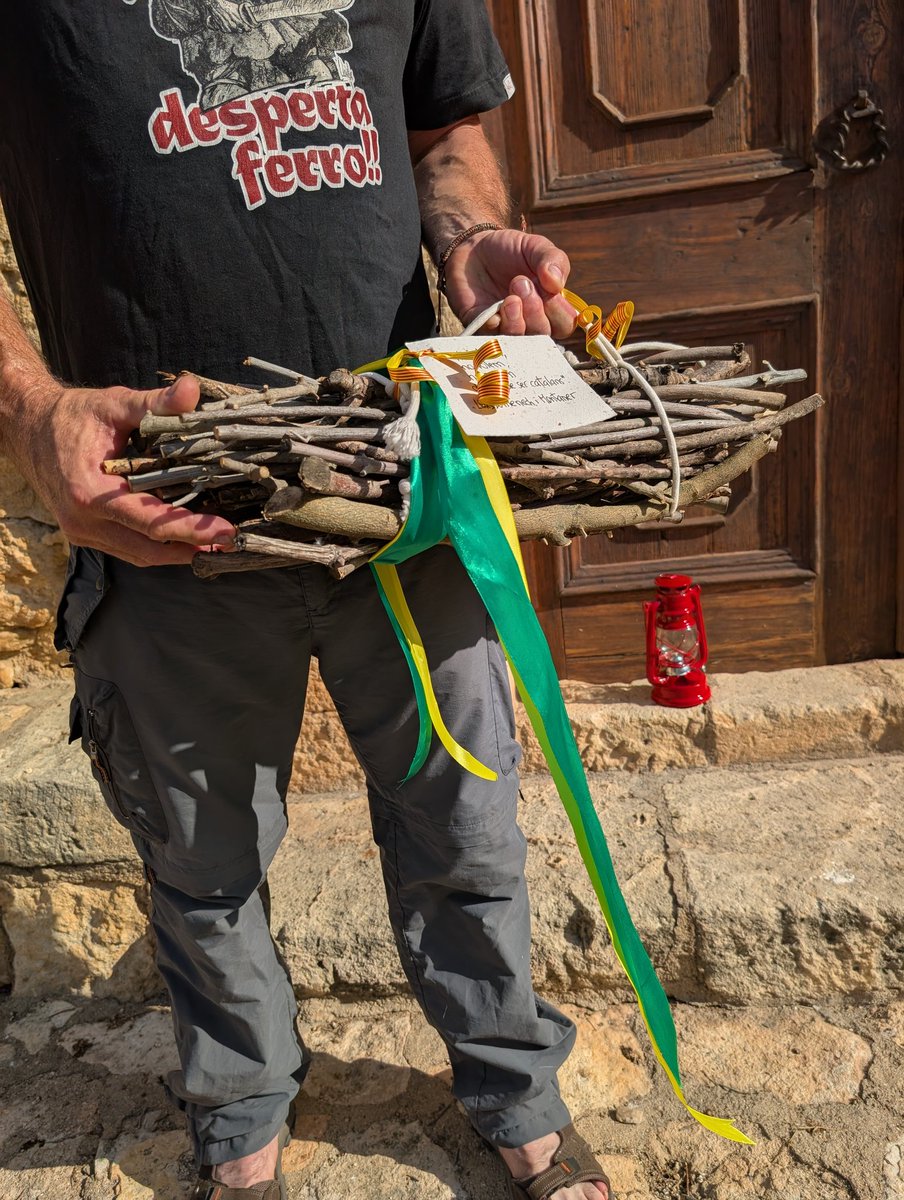 Un feix de llenya simbòlic serà dipositat al cim del Canigó la matinada del 23 de juny.
Vergues de vinya, branques d'olivera, taronger i ametller del terme de #SantaOliva entrelligades amb els colors representatius i unes paraules de la nostra història.
#flamadelcanigó #Catalunya